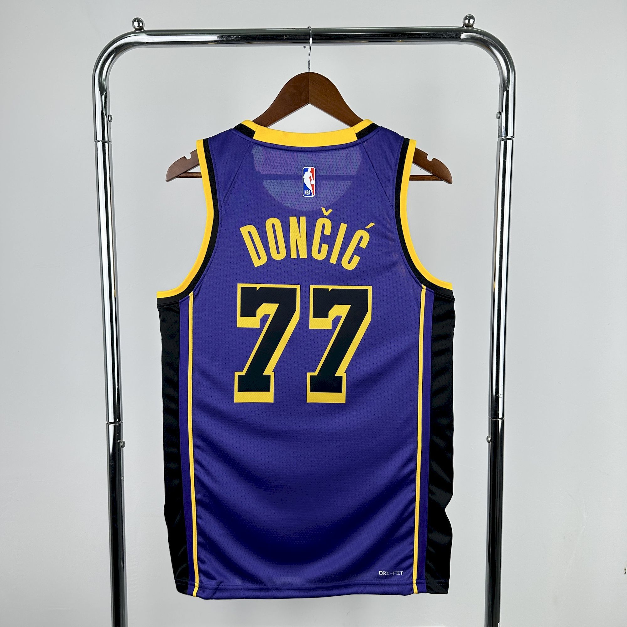 Los Angeles Lakers 2023/24 Statement Edition DONCIC#77 — vue alternative